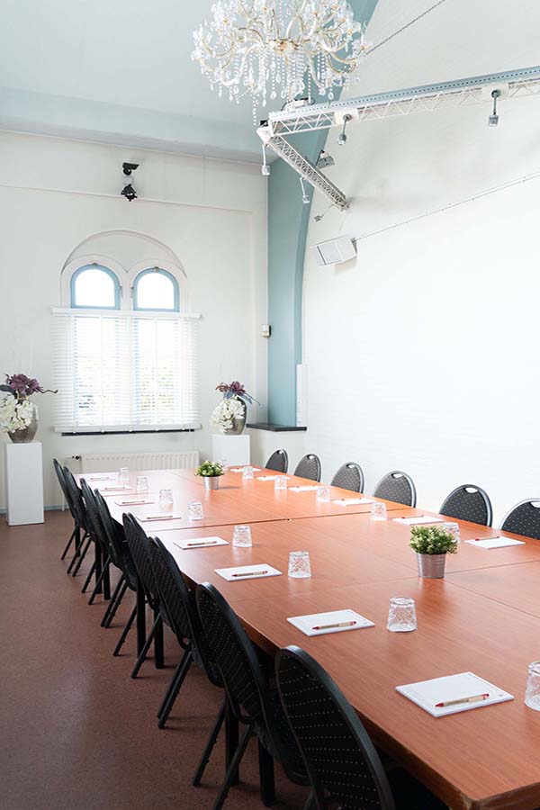 Pompgebouw_de_esch_expozaal_vergaderen_kroonluchter