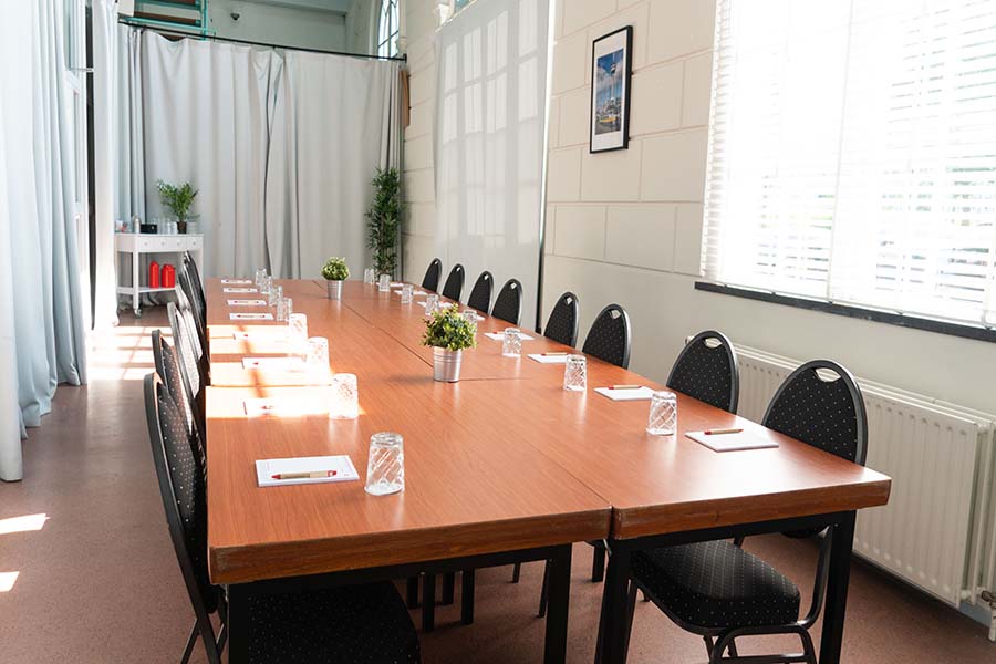 Pompgebouw_de_esch_expozaal_vergaderen_richting_vide