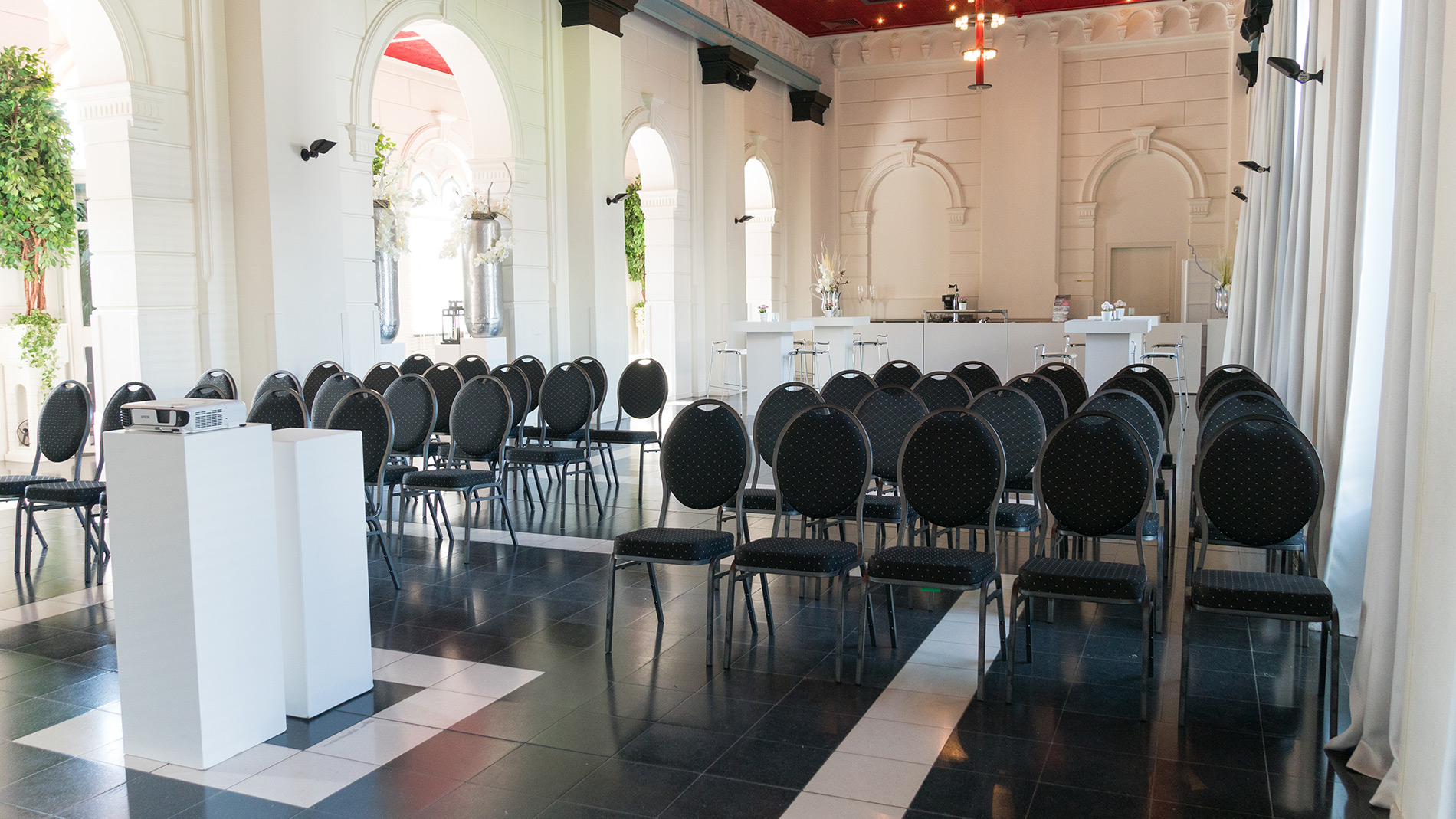 Pompgebouw_de_esch_paleiszaal_richting_bar