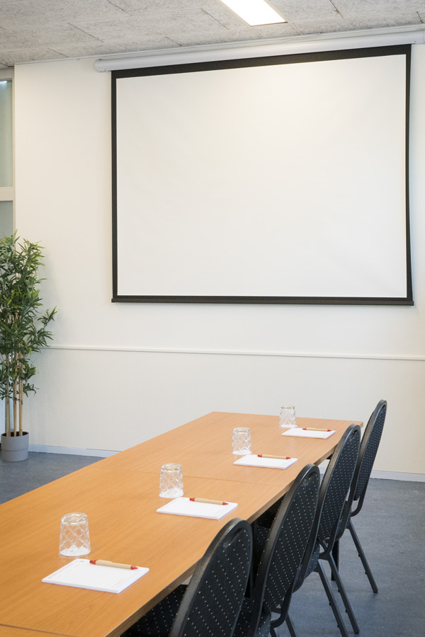 Pompgebouw_de_esch_pompzaal_beamer_scherm