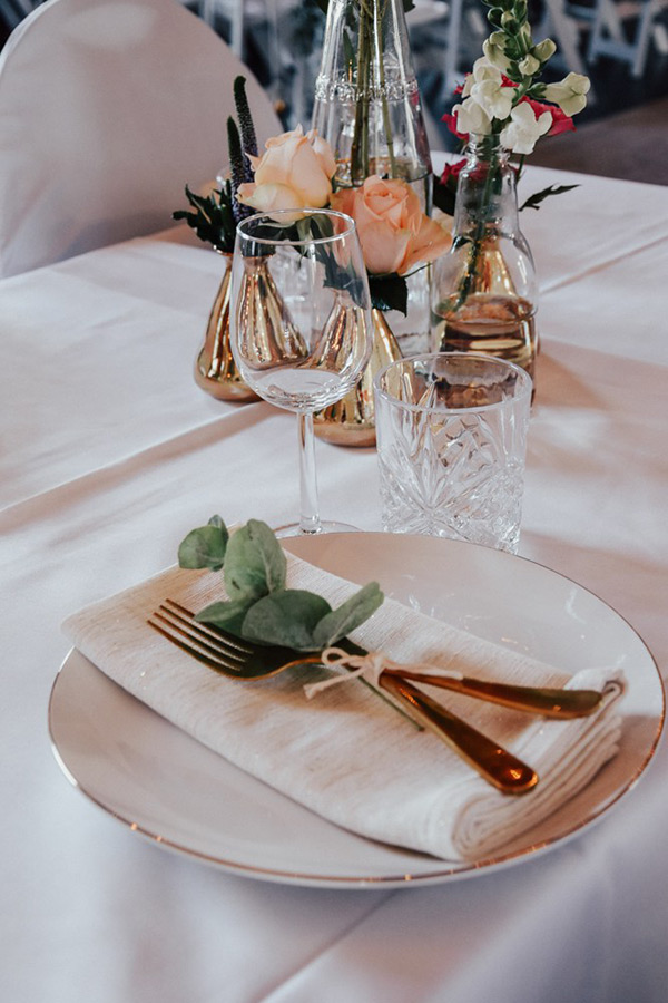 Pompgebouw_de_esch_waterzaal_gedekte_tafel