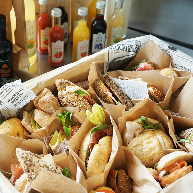 alles_voor_uw_party_Lunch_catering_basis_zacht_broodje_broodjes_vlees_en_kaas_mand