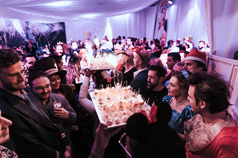 pompgebouw_de_esch_disney_kerstfeest_mensen_hapjes-(2)