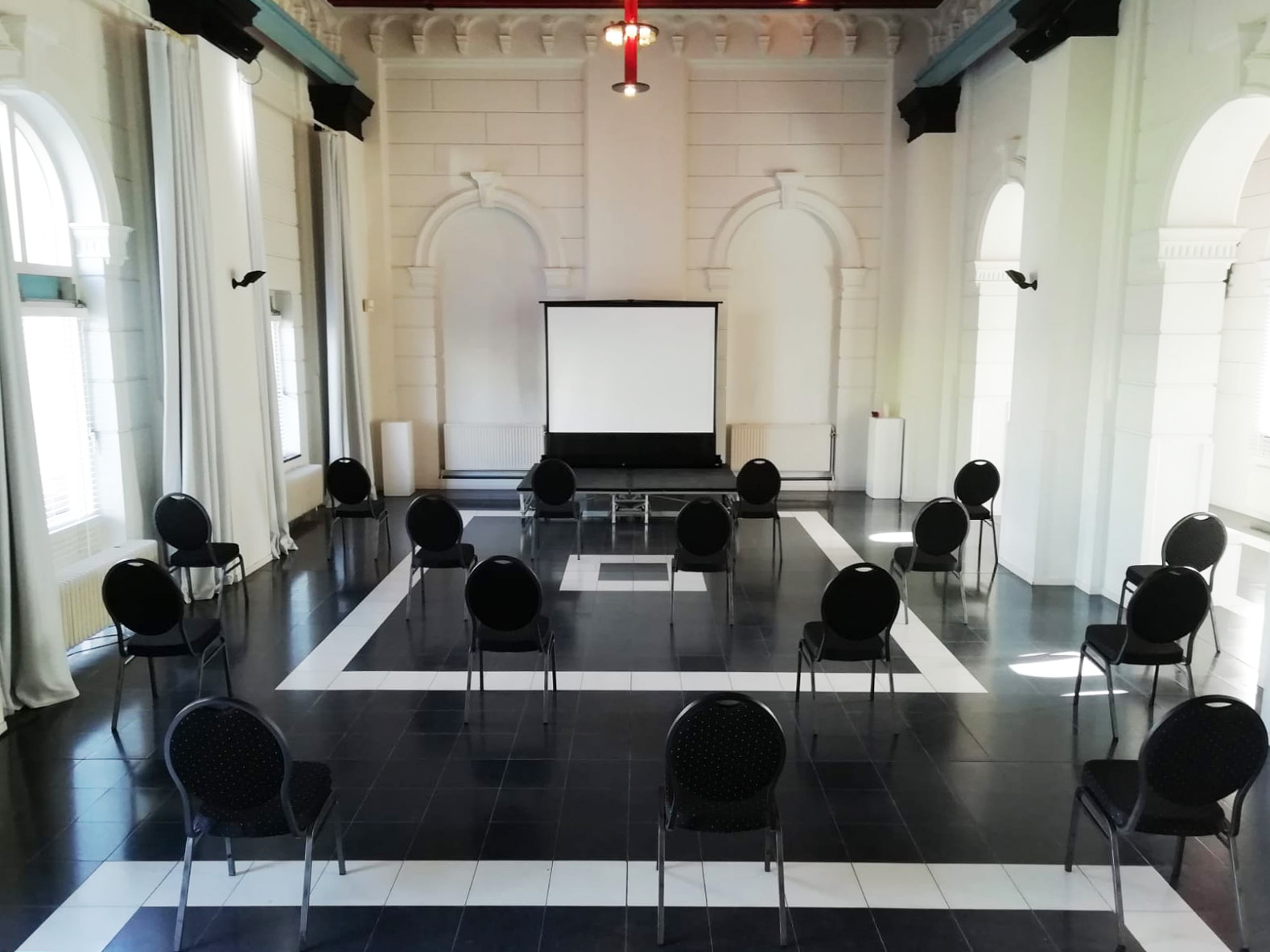 pompgebouw_de_esch_vergader_opstelling_bovenaf_heel_de_zaal