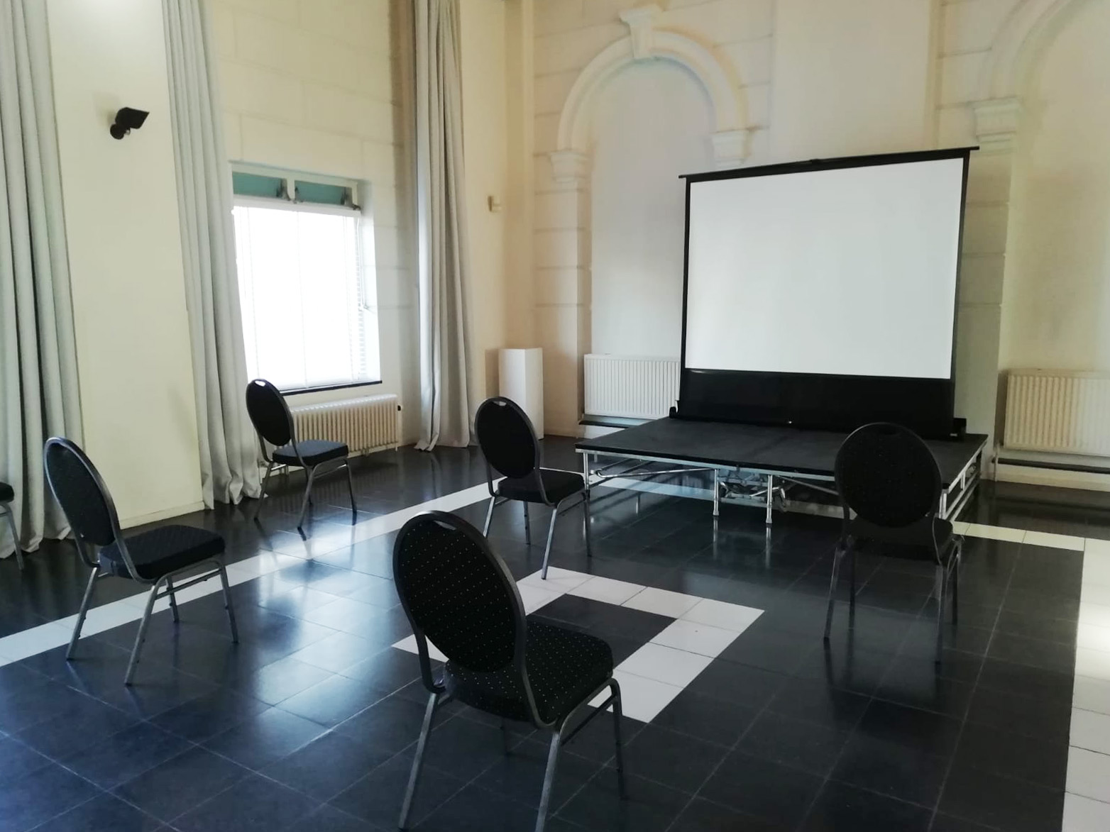 pompgebouw_de_esch_vergader_opstelling_stoelen_scherm_deel_van_zaal